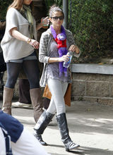 组图：赛琳娜-戈麦斯和父母游动物园 围巾可爱