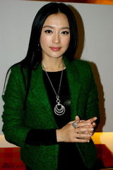 组图：秦岚上海忙代言 佩戴千万珠宝贵气现身