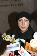 组图：张卫健再入院探母面色憔悴 5时结束疗程