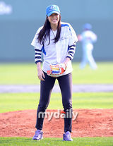 组图：韩滑冰公主金妍儿为棒球赛开球 展露灿烂笑容