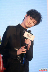 组图：李宇春演唱会造型曝光 透视纱裙魅惑十足