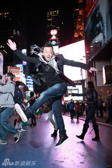 组图：“文艺帅大叔”郭涛纽约街拍熟男魅力