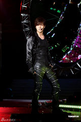 组图：萧亚轩不畏低温卖性感 与罗志祥合体演出