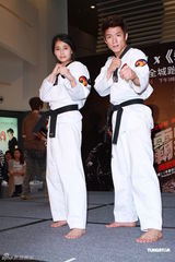 组图：《拳霸家族》香港秀武术 男女主角帅气对打