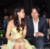 组图：伊能静翘腿露底全不知 热贴胡雪桦放电