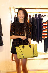 组图：张雨绮捞金秀玉腿 获俊男搀扶娇羞卖萌