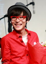 高清图：王筝演唱会幸福开场 老公送花献吻助阵现场