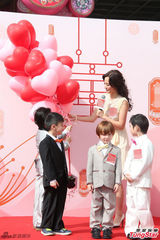 组图：刘心悠情人节甜美亮相 小男孩现场献吻