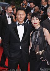 组图：陈坤携《过界》剧组亮相红毯 黑西服帅气