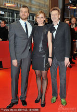 幻灯图集：电影《一家人》首映 导演佩妮莱蓝裙亮眼