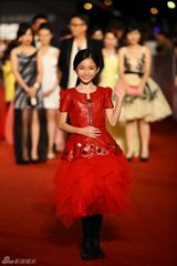 组图：金马红毯群星闪耀 舒淇深V亮胸性感爆棚