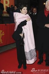 《大器晚成》首映 伊莎贝拉获电影节主席扶肩支持