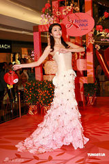 幻灯图集：熊黛林华美礼服亮相 表演优美花灯舞 