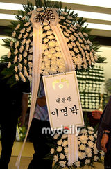 幻灯图：崔佛岩金美花吊唁已故搞笑明星白南峰