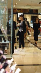 组图：孙菲菲挎名包扫货 口含棒棒糖撅嘴扮可爱