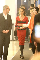 高清组图：维多利亚街拍 紧身红裙搭配黑色手包