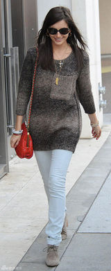 高清组图：卡米拉-贝尔街拍LOOK宽松毛衣搭白裤