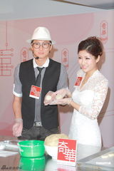 组图：洪天明周家蔚夫妻档甜蜜出镜秀恩爱