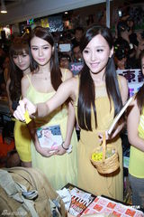 组图：陈静率嫩模姐妹书展宣传写真 现场派送糖果