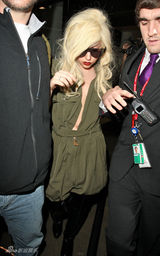 幻灯图集：Lady GaGa新发型亮相 真空装露肚脐