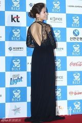 组图：韩国际喜剧节红毯挤胸熊抱肉搏精彩不断