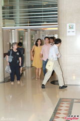 组图：朱玲玲医院二探郭晶晶 橘黄裙难掩笑颜