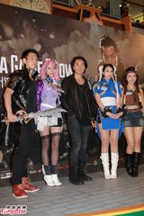 组图：游戏机迷郑伊健游戏展与小粉丝同乐