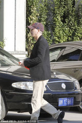 组图：王朔嫁女 冯小刚送红包赵宝刚与美女热聊