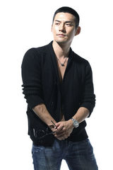 组图：严宽型男魅惑写真 演绎阳刚男人本色