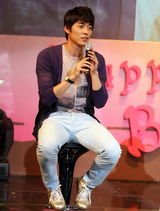 高清图：郑元畅韩国粉丝见面会 小综蓄胡显男人味