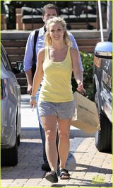 组图：布兰妮夏日穿大棉靴 露壮硕象腿