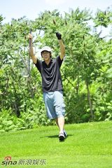 朱时茂携英俊儿子现身明星高球赛