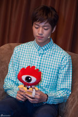 组图：李玹雨现身见面会用中午问候粉丝