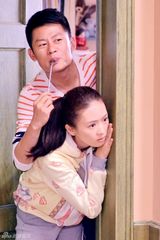 组图：《独生子女》李健浪漫牵手童瑶