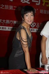 组图：石榴姐苑琼丹现身上海 利落短发亮相