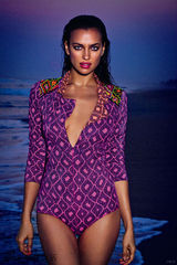 组图：超模伊莉娜泳装写真展原始诱惑曲线傲人