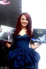 组图：张韶涵化身潘多拉公主 被俩半裸猛男抬起