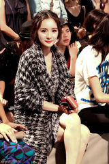 组图：杨幂纽约时装周首秀获赞 温婉优雅小女人