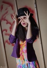 组图：包文婧爵士大片曝光 七彩飞鼠裤嬉皮艳丽