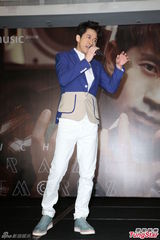 组图：光良举办新专辑发片记者会 张信哲站台