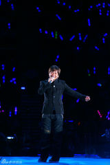 高清图：王杰北京开个唱 跪谢观众现场气氛热烈