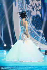 组图：黄小蕾青花晚礼服华丽高贵 气场十足