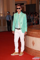 组图：罗志祥上半身全绿 戴黑超耍帅