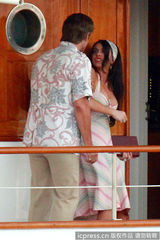 组图：林赛着爆乳吊带裙撕打不慎露半球