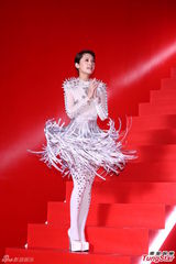 组图：杨丞琳穿华服亮相 尾椎伤势未复原