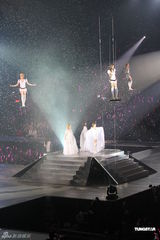 组图：韩国组合少女时代香港巡演从天而降热辣有型