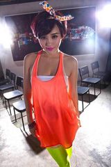 组图：郑宜涵豹纹写真秀酥胸眼神迷离