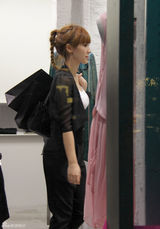 组图：柳岩为首映赴港置装 黑超白T演绎别样性感