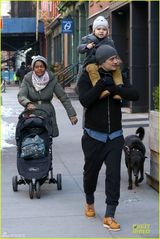 组图：奥兰多带子出街骑大马 小弗林吐舌卖萌