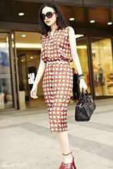 组图：小宋佳逛商场打扮浪漫 黑超遮面包不离手